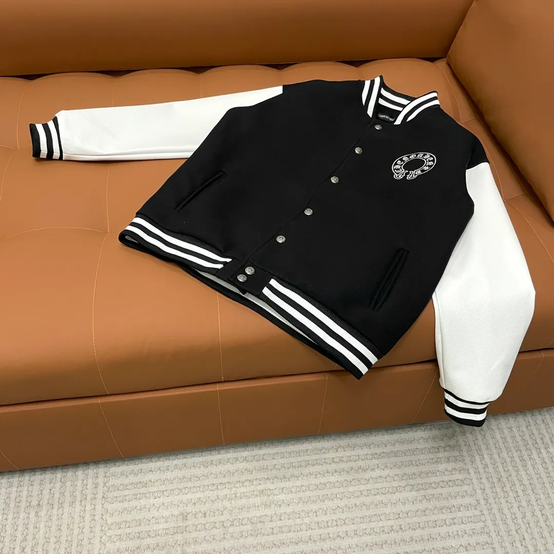 🅿️410 CH➡️Cro Xin 2024ss runway style baseball jacket. I ordered the original model and it took a month to finally ship. I love it so much. The upper body is really cool. A Douyin blogger said that this year's new jacket will become a future trend. If you look through street photos, you will find that celebrities regard it as a collectible jacket, a must-have item for men and women who want light luxury for commuting. Developing the highest version on the entire network, it took 1 month to customize and the cost was extremely high. The German imported flat-machine made custom-woven wool jacquard threads, using the first layer of imported lambskin. The pleated texture is unparalleled. It is hand-cut and meticulously crafted. The stitching position is very technical. Whether the whole garment is good or not depends on this position. Top-notch workmanship and details can stand the test. A full set of customized accessories, the letters are clear and perfectly restored without any difference. High-end atmosphere and full grade! The entire dress is exclusively customized with heavy craftsmanship. The towel patch embroidery is perfectly combined with craft embroidery and precise stitching! Absolute craftsmanship quality!